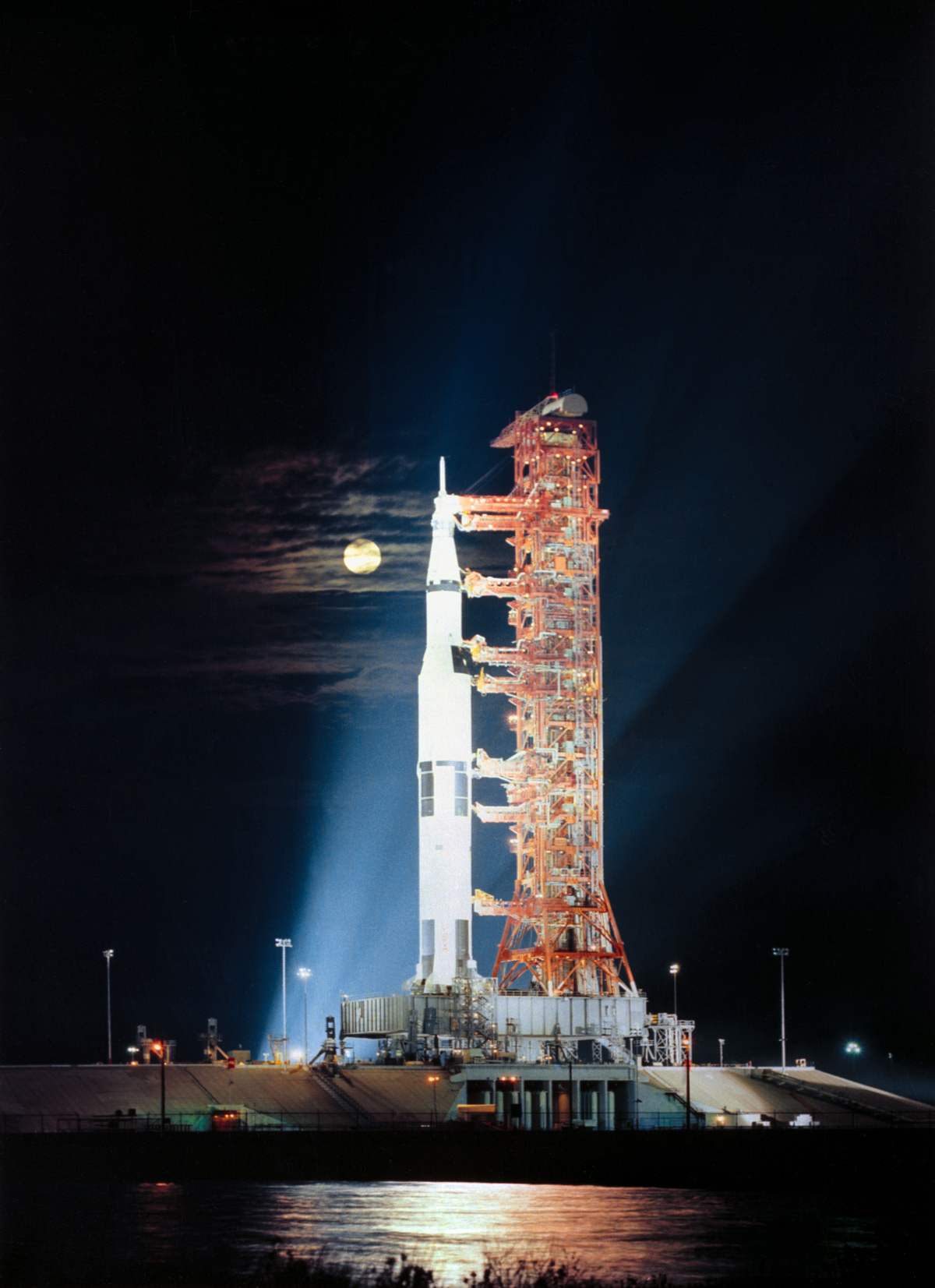 apollo 17 with full moon.jpg