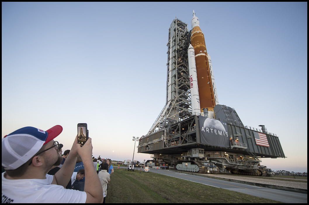 Nasa SLS rocket img2.jpg